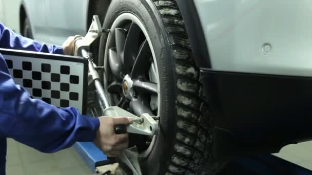 Diagnóstico e balanceamento de rodas do carro na estação de serviço moderna — Vídeo de Stock