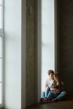 romantik mutlu genç bir çift kapalı modern ev sakin ol.