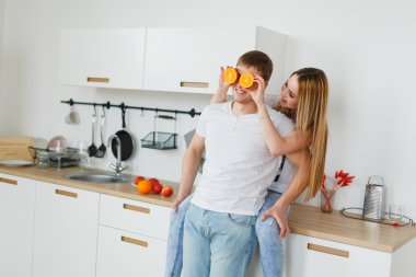 Genç çift yemek - erkek ve kadın onların mutfakta