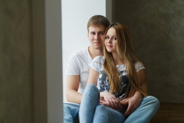 romantik mutlu genç bir çift kapalı modern ev sakin ol.