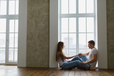 romantik mutlu genç bir çift kapalı modern ev sakin ol.