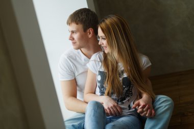 romantik mutlu genç bir çift kapalı modern ev sakin ol.