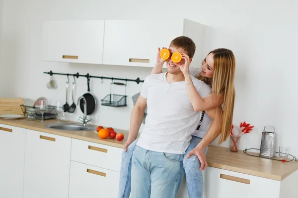 Genç çift yemek - erkek ve kadın onların mutfakta