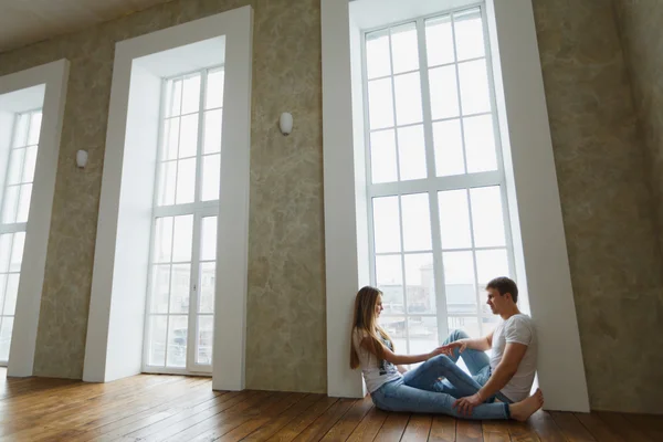 romantik mutlu genç bir çift kapalı modern ev sakin ol.