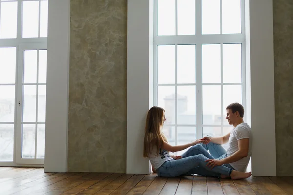 romantik mutlu genç bir çift kapalı modern ev sakin ol.