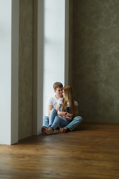 romantik mutlu genç bir çift kapalı modern ev sakin ol.