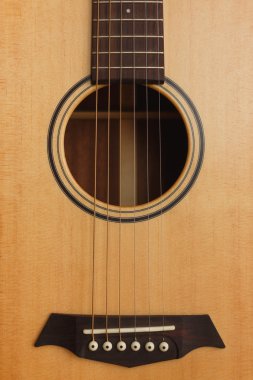 kırmızı bir arka plan üzerinde 6 telli akustik gitar