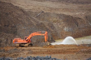 Kum çukuru. İnşaat için özel kum. Çukur kum ve kamyon izleriyle dolu..