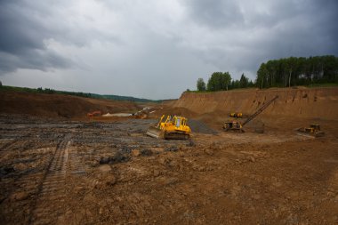 Kum çukuru. İnşaat için özel kum. Çukur kum ve kamyon izleriyle dolu..