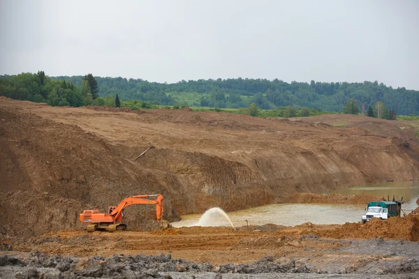 Kum çukuru. İnşaat için özel kum. Çukur kum ve kamyon izleriyle dolu..
