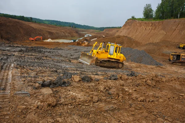 Kum çukuru. İnşaat için özel kum. Çukur kum ve kamyon izleriyle dolu..