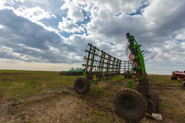 Baharda alanları plowing traktör