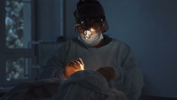 Закройте руки в хирургических перчатках — стоковое видео