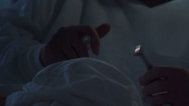 Крупним планом руки в хірургічних рукавичках операційної команди — стокове відео