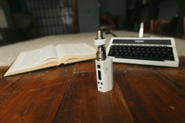 Nötr arka plan E-sigara veya vaping aygıtı