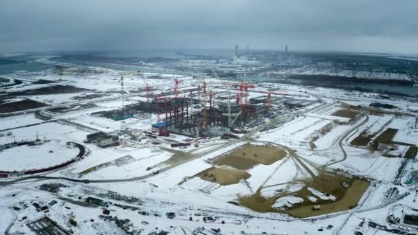 Vue aérienne de la construction d'une centrale nucléaire. Création de l'énergie nucléaire. Énergie propre et verte pour l'avenir. Émissions hivernales de dioxyde de carbone. Ecologie et pollution de la nature. Tir de drone — Video