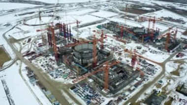 Nükleer enerji santralinin havadan görünüşü. Nükleer gücün yaratılması. Gelecek için temiz, yeşil enerji. Kış karbondioksit emisyonları. Ekoloji ve doğa kirliliği. İHA atışı