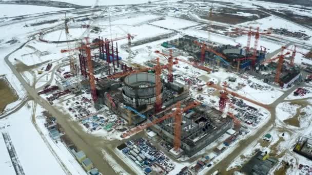 Vue aérienne de la construction d'une centrale nucléaire. Création de l'énergie nucléaire. Énergie propre et verte pour l'avenir. Émissions hivernales de dioxyde de carbone. Ecologie et pollution de la nature. Tir de drone — Video