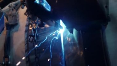 Endüstriyel Yörünge Boru Kaynağı. Petrol boru hattı bağlantısı. İşçiler petrol ihracatı için çok büyük iki boruyu kaynaklıyorlar.