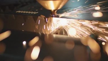Atölyedeki metal levhayı kes. Ağır sanayide modern bir araç. Tehlikeli bir iş. Yüksek hassasiyetli çelik parçaları üretimi. Kapalı alanda işlemin otomasyonu. Demircilik için otomatik çalışma. Bilgisayar cnc 'yi kapat.