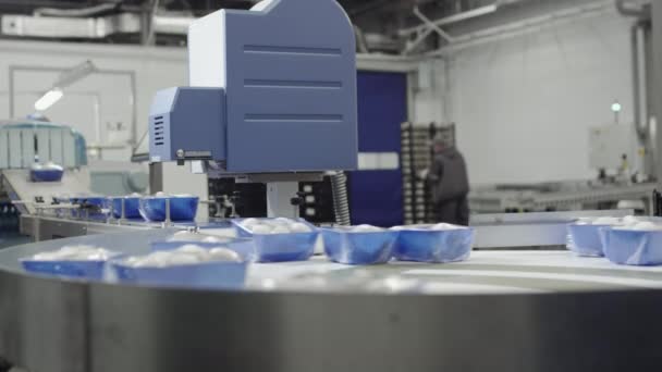 キノコ工場でキノコを梱包する。自動マシンは、プラスチック製のラップ、コンベアラインにキノコをパックします。健康的なベジタリアン食品包装 — ストック動画
