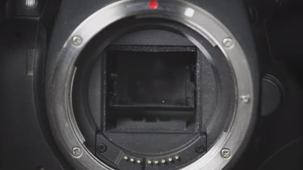 Close up of working camera shutter. Camera shutter blades opening and closing in slow motion. — Stock Video