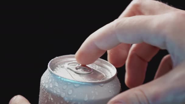Yetişkin, elinde soğuk bir alüminyum kutu dolusu su tutar ve parmaklarıyla kapağı açar. — Stok video