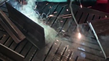 Fabrika işçisi metali kaynaklıyor. Adam kaynak yapıyor. Argon ya da elektrot kaynaklama. Metal yapılar üreten bir endüstri şirketi.