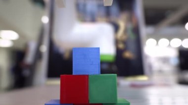 Manipülatörün kolu parçayı masadan kaldırır. Modern mühendislik teknolojileri. Endüstri için robot kolu. Yapay Zeka.