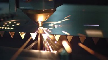 Atölyedeki metal levhayı kes. Ağır sanayide modern bir araç. Tehlikeli bir iş. Yüksek hassasiyetli çelik parçaları üretimi. Kapalı alanda işlemin otomasyonu. Demircilik için otomatik çalışma. Bilgisayar cnc 'yi kapat.