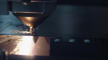 Atölyedeki metal levhayı kes. Ağır sanayide modern bir araç. Tehlikeli bir iş. Yüksek hassasiyetli çelik parçaları üretimi. Kapalı alanda işlemin otomasyonu. Demircilik için otomatik çalışma. Bilgisayar cnc 'yi kapat.