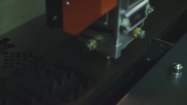 Modern teknisk Cnc kapning Power Action på metalliska horisontella järnverk objekt Hot Gas. Göra industriella detaljer i datorprogram tung industri. Klipp metall material Laser Bränn närbild Skott — Stockvideo