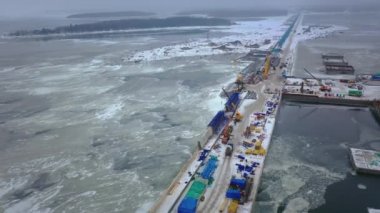 Nakliye için petrol terminalinin havadan görüntüsü. Rus petrol borusu 