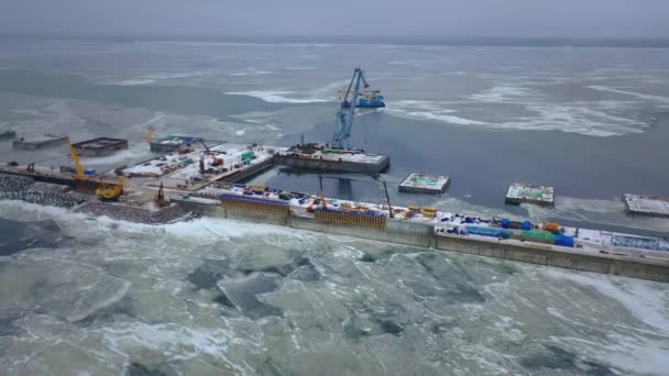 Aerial view of Construction of the Russian oil flow "Nord Stream 2". Water pollution by oil. Melting glaciers. Spill of oil products. Exports of petrochemical products from east to west — Stock Video