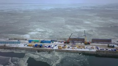 Nakliye için petrol terminalinin havadan görüntüsü. Rus petrol borusu 