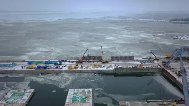 Flygfoto över oljeterminalen för sjöfart. Byggande av det ryska oljeröret "Nord Stream 2". Export av petrokemiska produkter. Oljeflöde från Ryssland till Tyskland längs botten av Östersjön — Stockvideo