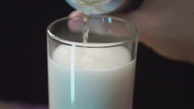 Bir adam metal bir alüminyum kutudan bardağa bira döker. Akşamları dinlenir, alkol içerim.