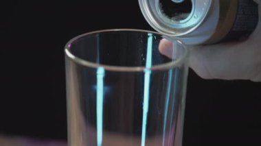 Bir adam metal bir alüminyum kutudan bardağa bira döker. Akşamları dinlenir, alkol içerim.