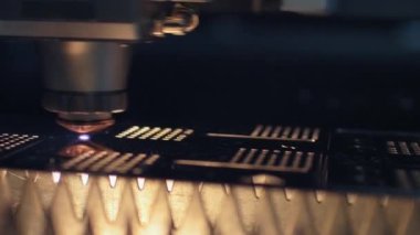 Modern Teknolojik Cnc Metalik Yatay Ironwork Object Hot Gas 'te Güç Kesme Eylemi. Bilgisayar Programı Ağır Endüstrisinde Endüstriyel Detaylar Yapılıyor. Metal Madde Lazer Yanığı Yakın Çekim