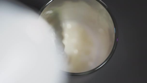 Een man giet bier uit een metalen aluminium blik in een glas. Bovenaanzicht. 's Avonds rusten, alcohol drinken. — Stockvideo