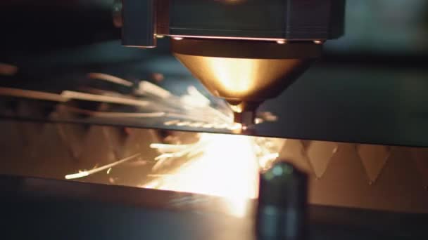 Modern Technological Cnc Cutting Power Action on Metallic Horizontal Ironwork Object Hot Gás. Fazendo detalhes industriais no programa de computador Indústria pesada. Corte de metal Material Laser Burn Closeup Shot — Vídeo de Stock