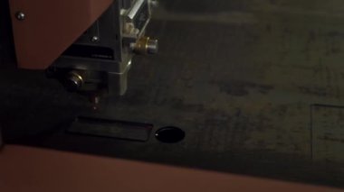 Metal lazer kesimi. Güçlü, parlak bir kirişe sahip endüstriyel bir makine kalın bir metal tabakasını keser. Fabrikada metal işi. Endüstriyel üretimde metal plaka kesmek için CNC lazer makinesi.