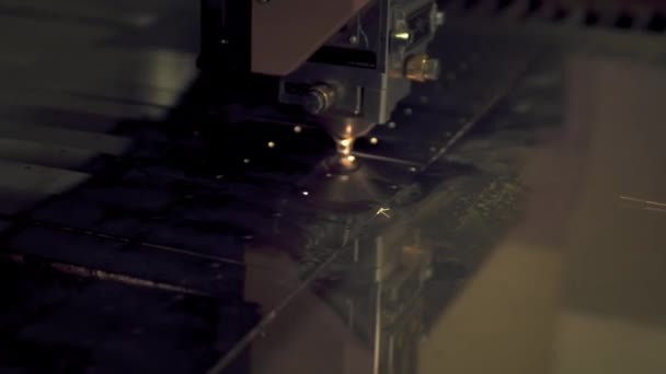 Лазерне різання металу. Промислова машина з потужним світловим променем вирізає товстий лист металу. Металообробка на заводі. Лазерний верстат з ЧПУ для різання металевої пластини на промисловому виробництві . — стокове відео