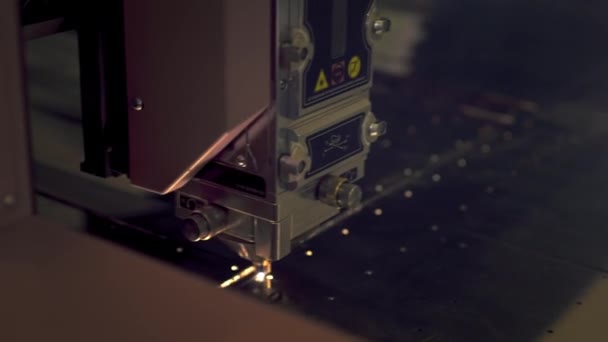Metal lazer kesimi. Güçlü, parlak bir kirişe sahip endüstriyel bir makine kalın bir metal tabakasını keser. Fabrikada metal işi. Endüstriyel üretimde metal plaka kesmek için CNC lazer makinesi. — Stok video