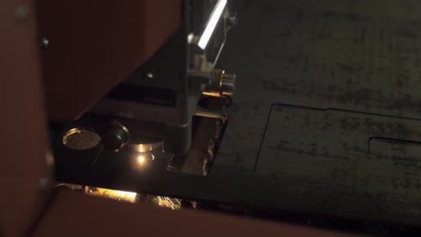 Лазерне різання металу. Промислова машина з потужним світловим променем вирізає товстий лист металу. Металообробка на заводі. Лазерний верстат з ЧПУ для різання металевої пластини на промисловому виробництві . — стокове відео