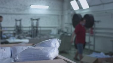 Tıbbi üç katmanlı beyaz üretimi. Koronavirüs salgını sırasında koruyucu yüz maskesi üretimi. Bitki virüs için yüz maskesi yapıyor. Makine doktorlar için kıyafet yapıyor.