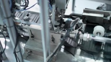 Tıbbi üç katmanlı siyah maske üretimi. Koronavirüs salgını sırasında koruyucu yüz maskesi üretimi. Bitki virüs için yüz maskesi yapıyor..