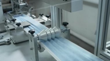 Tıbbi üç katmanlı beyaz üretimi. Koronavirüs salgını sırasında koruyucu yüz maskesi üretimi. Bitki virüs için yüz maskesi yapıyor. Makine doktorlar için kıyafet yapıyor.