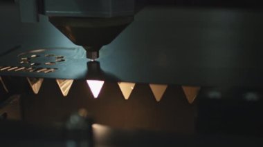 Atölyedeki metal levhayı kes. Ağır sanayide modern bir araç. Tehlikeli bir iş. Yüksek hassasiyetli çelik parçaları üretimi. Kapalı alanda işlemin otomasyonu. Demircilik için otomatik çalışma. Bilgisayar cnc 'yi kapat.