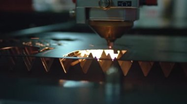 Modern Teknolojik Cnc Metalik Yatay Ironwork Object Hot Gas 'te Güç Kesme Eylemi. Bilgisayar Programı Ağır Endüstrisinde Endüstriyel Detaylar Yapılıyor. Metal Madde Lazer Yanığı Yakın Çekim